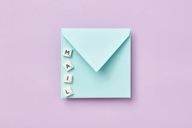 Minimalist flat lay showing a blue envelope and 'MAIL' spelled with Scrabble tiles on a purple background. Personuppgifter i reklam: GDPR för annonsörer och byråer